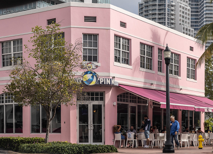 2nd Street / Collins Avenue: Big Pink Miami Beach