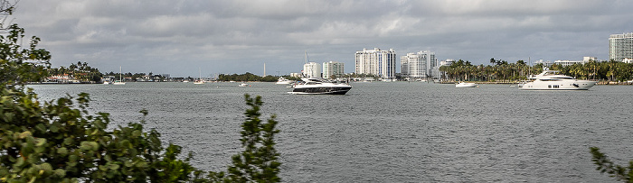 Blick vom MacArthur Causeway (Florida State Road A1A) (v.l.): Biscayne Bay Miami Beach