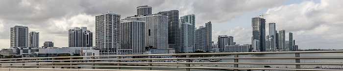 Blick vom MacArthur Causeway (Florida State Road A1A): Town Square, Edgewater, Biscayne Bay Miami
