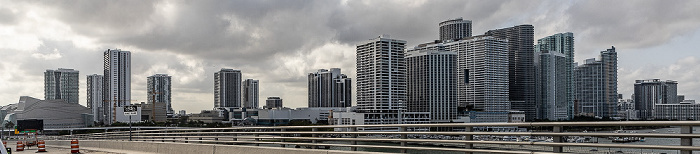 Blick vom MacArthur Causeway (Florida State Road A1A): Downtown Miami, Town Square, Edgewater, Biscayne Bay Miami