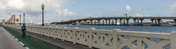 Venetian Way, Biscayne Bay, MacArthur Causeway (Florida State Road A1A) mit der Trooper Robert G. Smith Bridge Miami