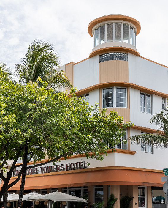 Ocean Drive / 9th Street: Waldorf Towers Hotel Miami Beach