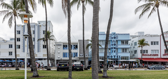 Lummus Park, Ocean Drive mit (v.l.) Beacon Hotel, CVS Pharmacy, The Colony Hotel, Boulevard Hotel Miami Beach