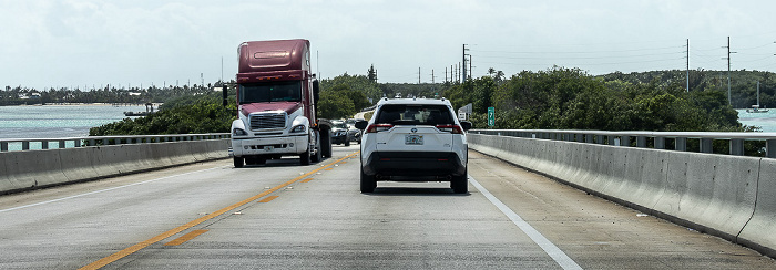 Overseas Highway (U.S. Highway 1) mit der Indian Key Channel Bridge, Islamorada Florida Keys