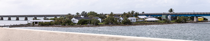 Blick von der Seven Mile Bridge (Overseas Highway, U.S. Highway 1): Pigeon Key und Old Seven Mile Bridge Florida Keys