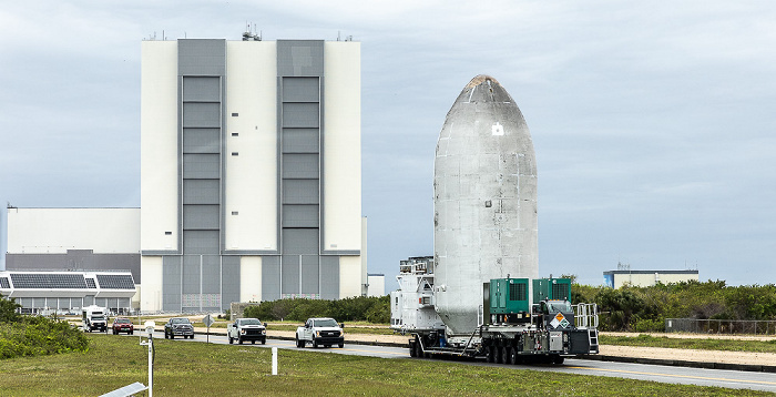 Saturn Causeway: SpaceX-Nutzlastverkleidung auf Transportfahrzeug Kennedy Space Center