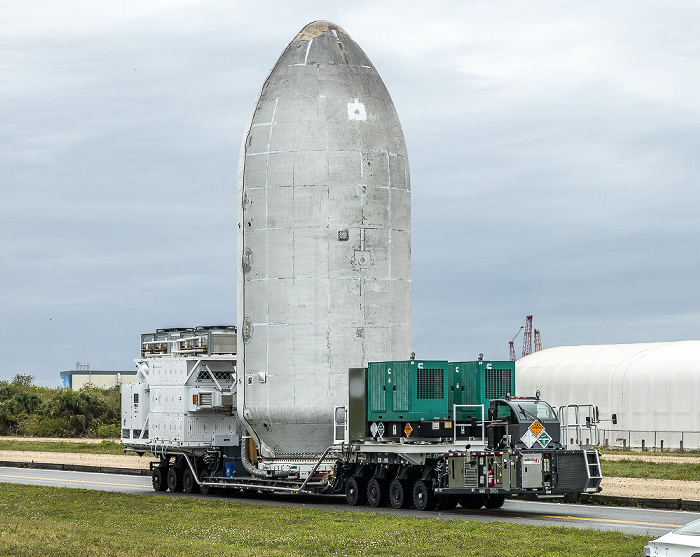 Saturn Causeway: SpaceX-Nutzlastverkleidung auf Transportfahrzeug Kennedy Space Center