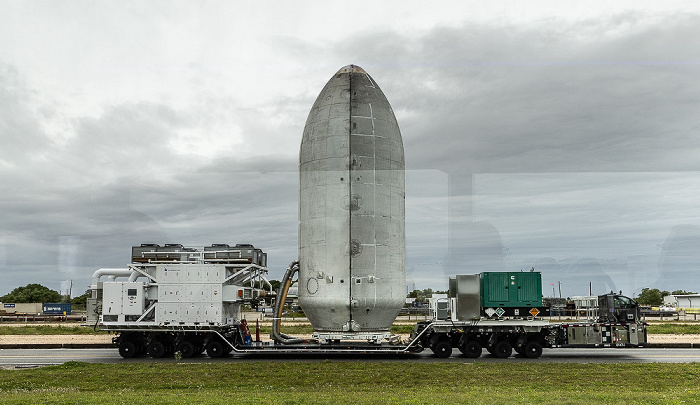 Saturn Causeway: SpaceX-Nutzlastverkleidung auf Transportfahrzeug Kennedy Space Center
