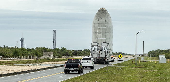 Saturn Causeway: SpaceX-Nutzlastverkleidung auf Transportfahrzeug Kennedy Space Center
