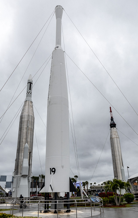 Kennedy Space Center Visitor Complex: Rocket Garden mit (v.l.) Atlas-Agena Rocket, Thor-Delta Rocket und Mercury-Atlas Rocket Kennedy Space Center
