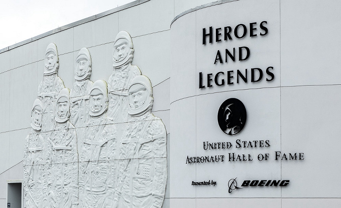 Kennedy Space Center Visitor Complex: Heroes & Legends mit Flachrelief der Mercury Seven Astronauten Kennedy Space Center