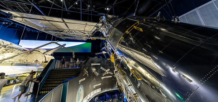 Kennedy Space Center Visitor Complex: Space Shuttle Atlantis Building mit einem Modell des Hubble Space Telescope Kennedy Space Center