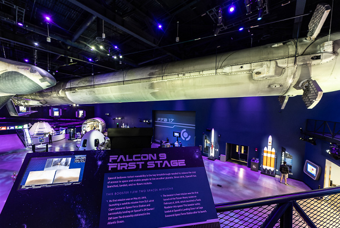 Kennedy Space Center Visitor Complex: Gateway (The Deep Space Launch Complex) mit einer Falcon 9 Frist Stage Rocket Kennedy Space Center