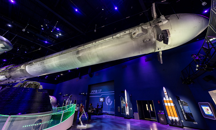 Kennedy Space Center Visitor Complex: Gateway (The Deep Space Launch Complex) mit einer Falcon 9 Frist Stage Rocket Kennedy Space Center