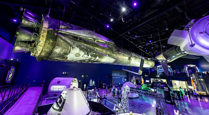 Kennedy Space Center Visitor Complex: Gateway (The Deep Space Launch Complex) mit einer Falcon 9 Frist Stage Rocket Kennedy Space Center