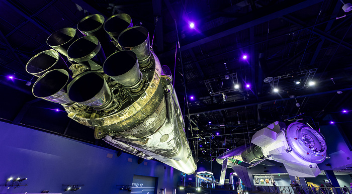 Kennedy Space Center Visitor Complex: Gateway (The Deep Space Launch Complex) mit einer Falcon 9 Frist Stage Rocket Kennedy Space Center