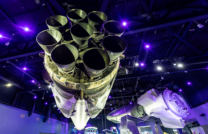 Kennedy Space Center Visitor Complex: Gateway (The Deep Space Launch Complex) mit einer Falcon 9 Frist Stage Rocket Kennedy Space Center