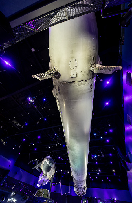 Kennedy Space Center Visitor Complex: Gateway (The Deep Space Launch Complex) mit einer Falcon 9 Frist Stage Rocket Kennedy Space Center