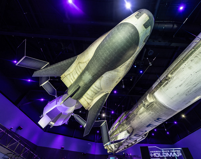 Kennedy Space Center Visitor Complex: Gateway (The Deep Space Launch Complex) mit dem Modell des Sierra Space Dream Chaser Kennedy Space Center