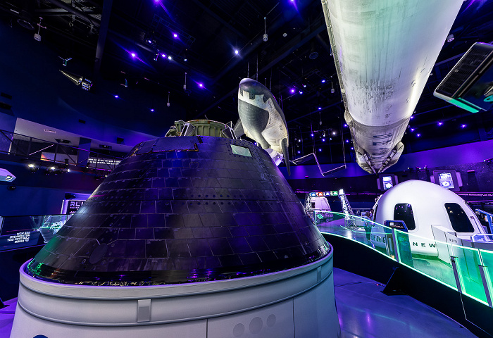 Kennedy Space Center Visitor Complex: Gateway (The Deep Space Launch Complex) mit der Orion Exploration Flight Test-1 (EFT-1) Capsule Kennedy Space Center