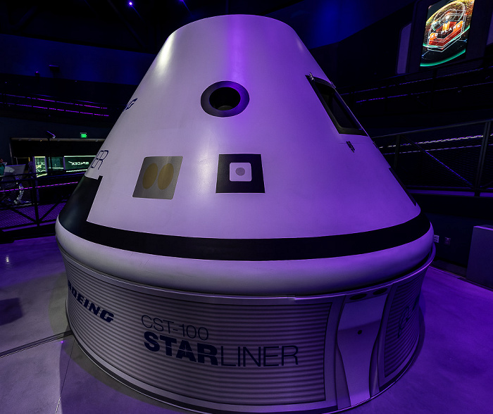 Kennedy Space Center Visitor Complex: Gateway (The Deep Space Launch Complex) mit der Boeing CST-100 Starliner Mockup Capsule Kennedy Space Center
