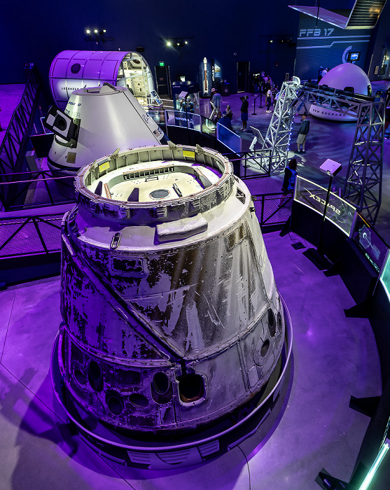 Kennedy Space Center Visitor Complex: Gateway (The Deep Space Launch Complex) mit der SpaceX Cargo Dragon COTS-2 Capsule (vorne) und der Boeing CST-100 Starliner Mockup Capsule Kennedy Space Center
