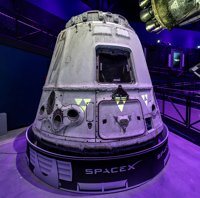Kennedy Space Center Visitor Complex: Gateway (The Deep Space Launch Complex) mit der SpaceX Cargo Dragon COTS-2 Capsule Kennedy Space Center