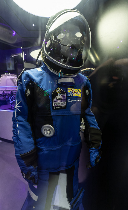 Kennedy Space Center Visitor Complex: Gateway (The Deep Space Launch Complex) mit der Boeing Spacesuit Kennedy Space Center