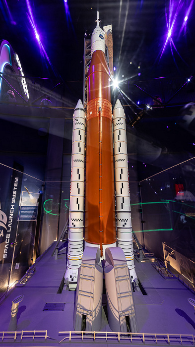 Kennedy Space Center Visitor Complex: Gateway (The Deep Space Launch Complex) mit einem Modell des Space Launch System SLS Kennedy Space Center