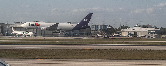 Miami International Airport: Boeing 767-300F (FedEx Express N260FE) Miami