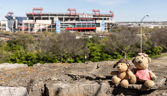 Nashville Woodland Street Bridge: Ted und Teddine Nissan Stadium