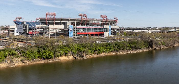 Blick von der Woodland Street Bridge: Cumberland River, Nissan Stadium Nashville