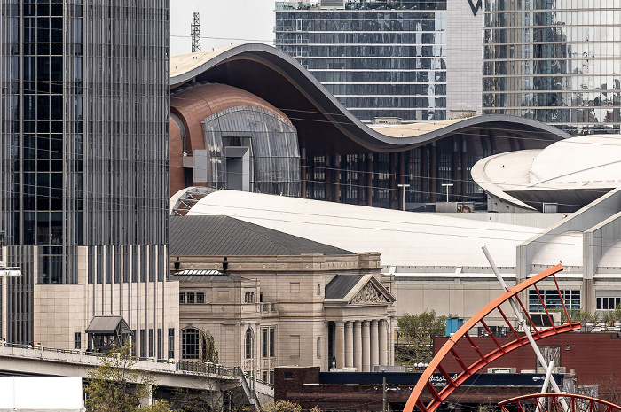 Blick aus dem La Quinta Inn & Suites Nashville Downtown/Stadium: Downtown mit v.u. dem Schermerhorn Symphony Center, der Bridgestone Arena und dem Music City Center Nashville