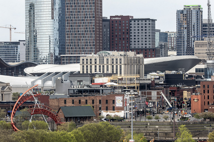 Blick aus dem La Quinta Inn & Suites Nashville Downtown/Stadium: Downtown mit dem Hilton Nashville Downtown, der Bridgestone Arena und den Embassy Suites by Hilton Nashville Downtown Nashville