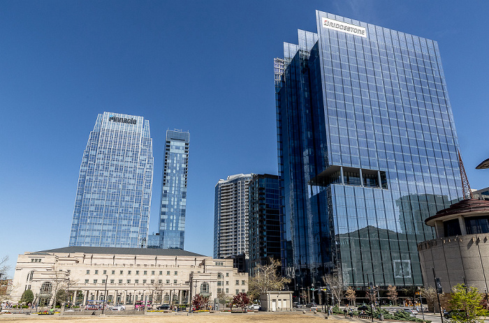 Music City Walk of Fame Park, Schermerhorn Symphony Center (links unten). Nashville