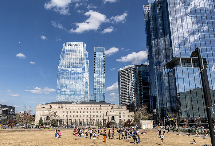 Music City Walk of Fame Park, Schermerhorn Symphony Center (links unten). Nashville