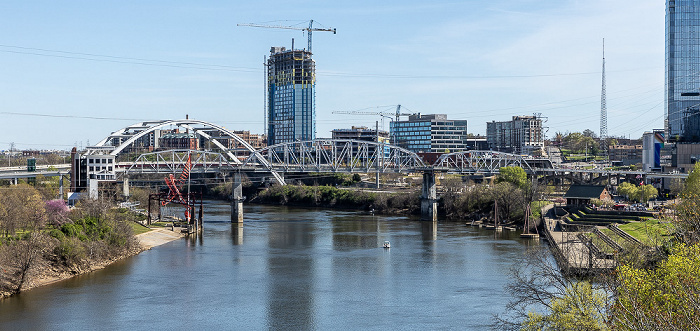 Blick von der Woodland Street Bridge: Cumberland River, John Seigenthaler Pedestrian Bridge und Gateway Bridge Nashville