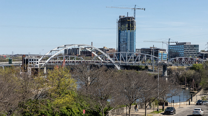 Blick von der Woodland Street Bridge: Cumberland River, John Seigenthaler Pedestrian Bridge und Gateway Bridge Nashville