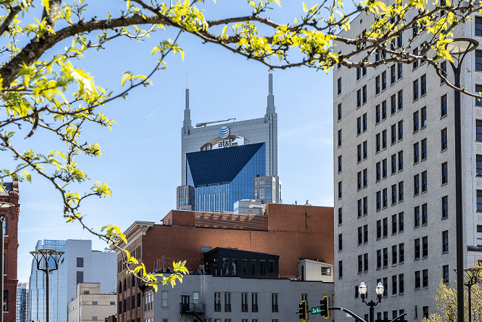 Blick vom Public Square Park zum AT&T Building Nashville