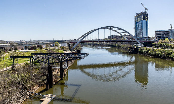 Blick von der John Seigenthaler Pedestrian Bridge: Cumberland River, Cumberland Park, Gateway Bridge Nashville