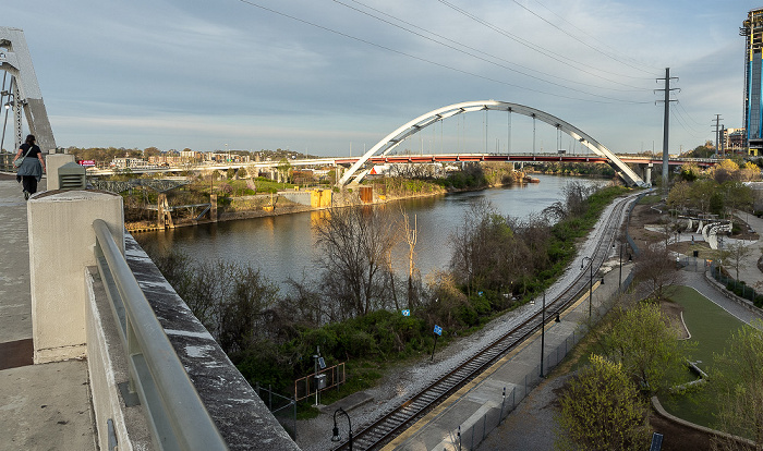 Blick von der John Seigenthaler Pedestrian Bridge: Cumberland River, Gateway Bridge Nashville