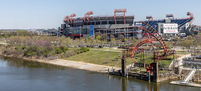 Blick von der John Seigenthaler Pedestrian Bridge: Cumberland River, Kunstwerk Ghost Ballet, Nissan Stadium Nashville