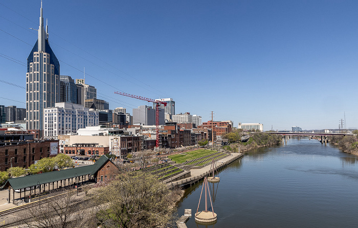 Blick von der John Seigenthaler Pedestrian Bridge: Cumberland River, Downtown Nashville