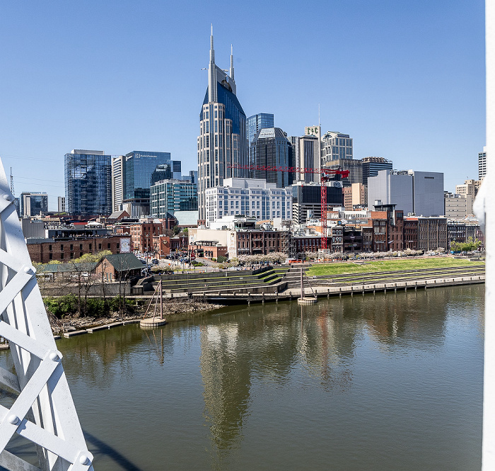 Blick von der John Seigenthaler Pedestrian Bridge: Cumberland River, Downtown mit u.a. dem AT&T Building Nashville