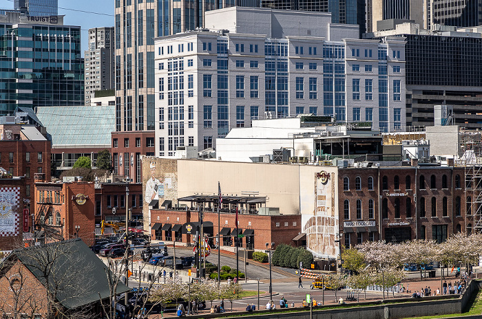 Blick von der John Seigenthaler Pedestrian Bridge: Broadway mit dem Hard Rock Cafe, Downtown Nashville