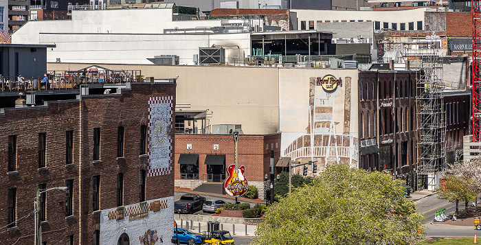 Blick von der John Seigenthaler Pedestrian Bridge: Broadway mit dem Hard Rock Cafe Nashville