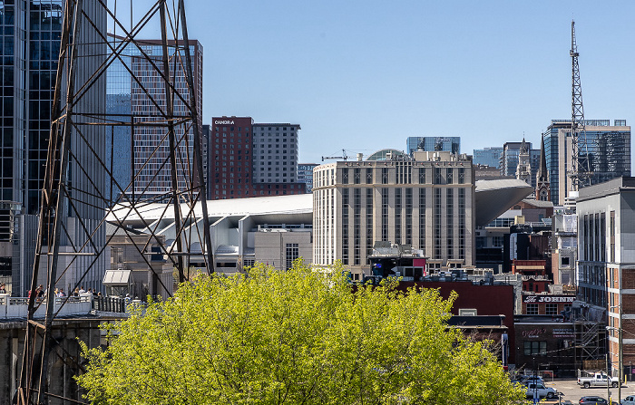 Blick von der John Seigenthaler Pedestrian Bridge: Downtown mit Hilton Nashville Downtown und Bridgestone Arena Nashville