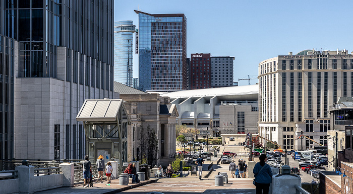 Blick von der John Seigenthaler Pedestrian Bridge: Downtown mit Hilton Nashville Downtown (rechts) und Bridgestone Arena Nashville