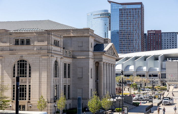 Blick von der John Seigenthaler Pedestrian Bridge: Schermerhorn Symphony Center Nashville