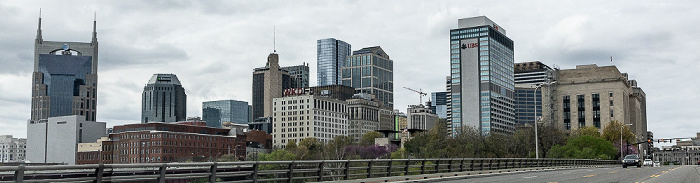 James Robertson Parkway mit der James Robertson Parkway Bridge, Downtown mit dem AT&T Building (links) Nashville